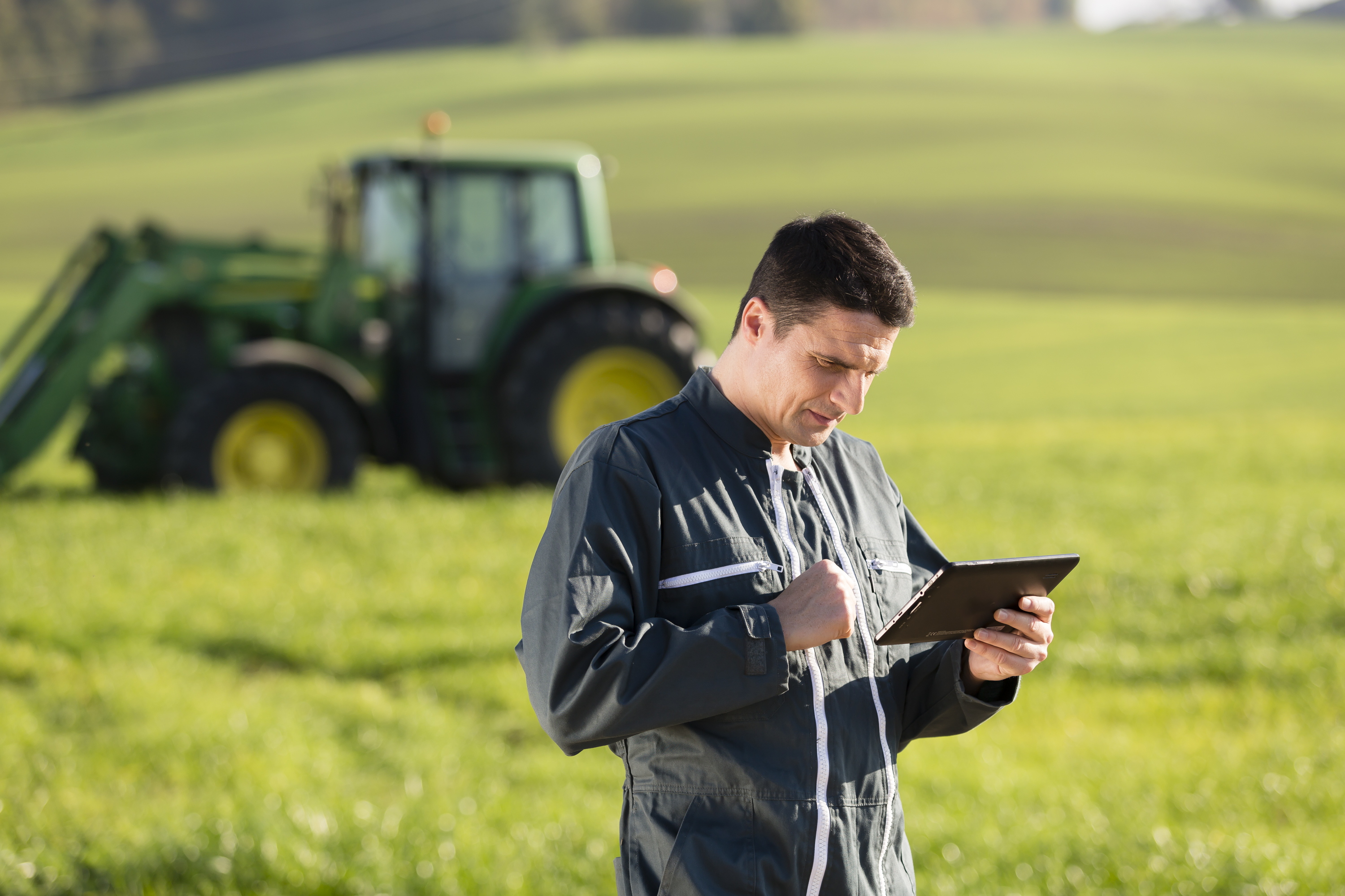 Un agriculteur avec une tablette