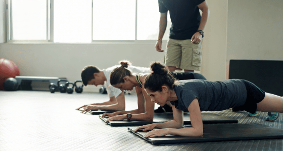 Personnes qui font du renforcement musculaire